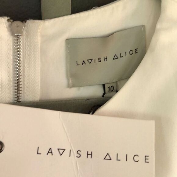 NWT Lavish Alice Saks fifth Avenue off White shorts jumpsuit romper size 10 - Picture 2 of 7